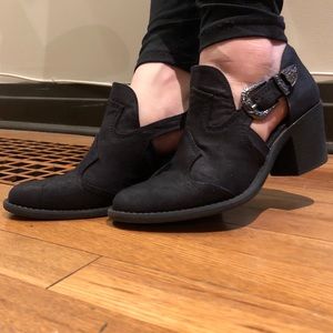 Western style black booties. Sz 8.